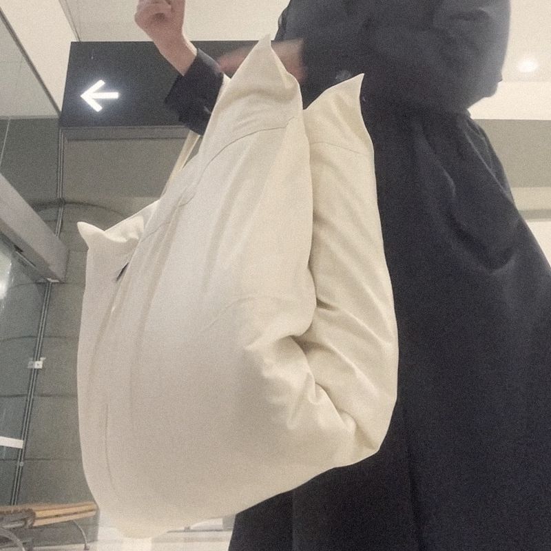 A traveller carrying the Litual bag through an airport
