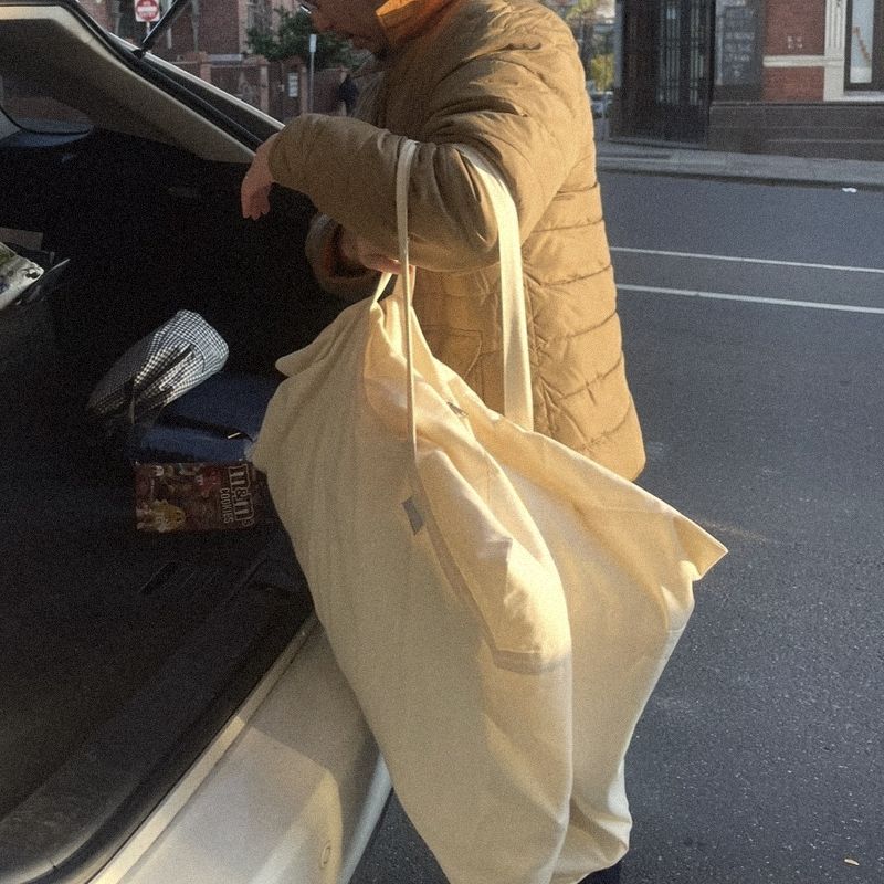 A man lifting a Litual bag into the boot of a car